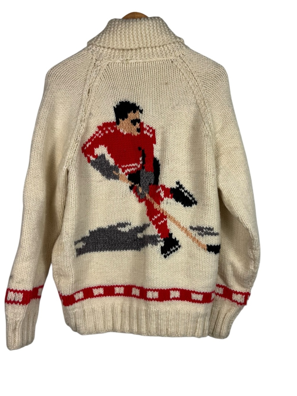 MARY MAXIM VINTAGE HAND KNIT SWEATER KOCKEY PLAYER ON BACK COWICHAN SIZE 38/40